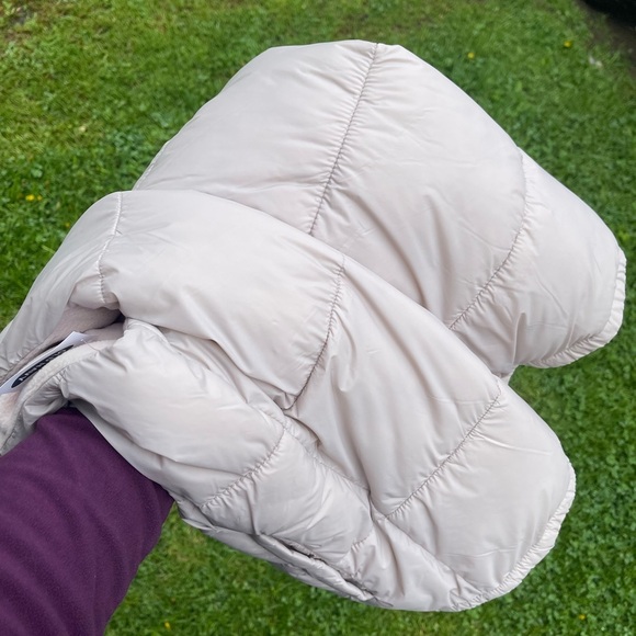 Old navy very light nude pink puffer Vest Women’s size M - Picture 7 of 16